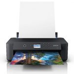 La nueva impresora fotográfica inalámbrica XP-15000 de Epson, con un tamaño sorprendentemente pequeño, produce fotos A3+ de alta calidad.