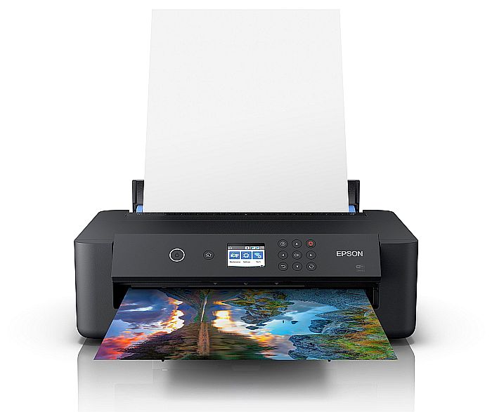 La nueva impresora fotográfica inalámbrica XP-15000 de Epson, con un tamaño sorprendentemente pequeño, produce fotos A3+ de alta calidad.