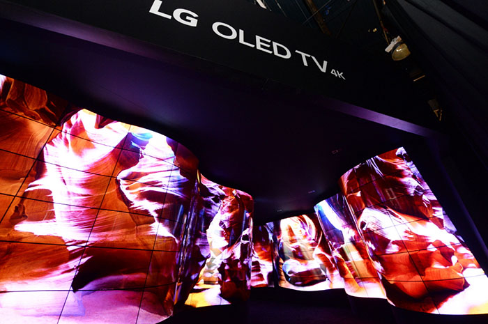 LG OLED, pantallas OLED Flexibles, LG Electronics, Feria CES, CES2018, Las Vegas, televisores, stand, electrodomésticos, tecnología, electrónica de consumo, televisor, negro puro, OLED TV