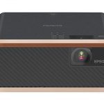 altavoces incorporados, Amazon Fire TV, Apple TV, conectividad Bluetooth para barras de sonido, EF-100W/B, entrada para auriculares, Epson, Google Chromecast, modelo EF-100B, modelo EF-100W, Plug and play, proyector láser, Proyector láser Epson EF-100W/B, puerto HDMI, Roku