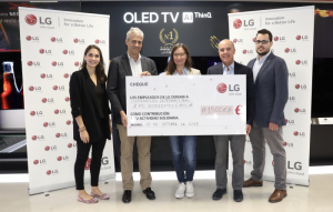 entrega del cheque de LG Electronics España a Cooperación Internacional