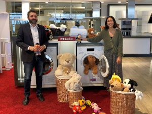 Pie de foto: de izquierda a derecha, José María Arroyo Bravo, presidente de la Asociación Sonrisas y Paloma Freyre, Marketing Communications Manager de Miele, con la campaña Un peluche, un ilusión.