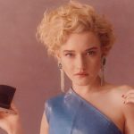 Motorola Razr 5G Julia Garner