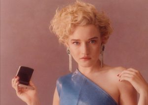 Motorola Razr 5G Julia Garner