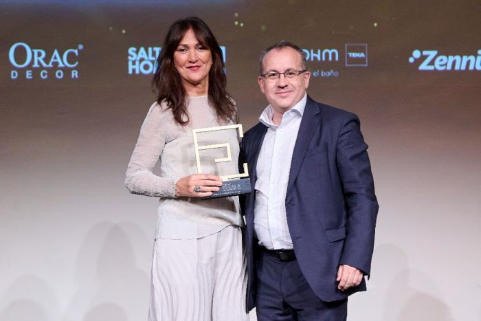 Manuel Royo, de Beko España, entregó el Premio Escala a la Innovación Sostenible a la diseñadora Ana Roquero.