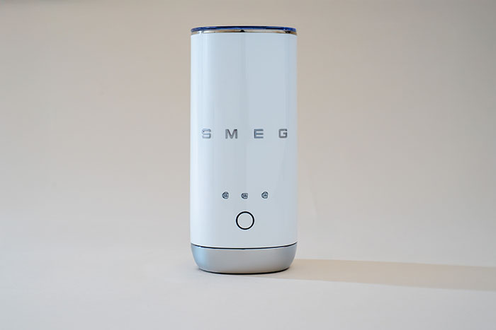 El nuevo espumador de leche de Smeg eleva la experiencia del café