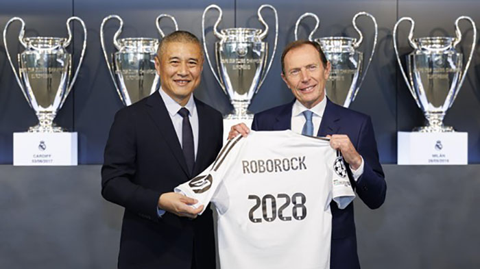 De izquierda a derecha: Quan Gang, presidente de Roborock, y Emilio Butragueño, director de Relaciones Institucionales del Real Madrid.