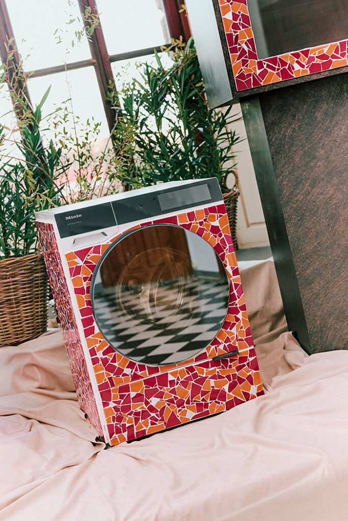 Miele homenajea a Gaudí en Barcelona aplicando el trencadís a sus electrodomésticos