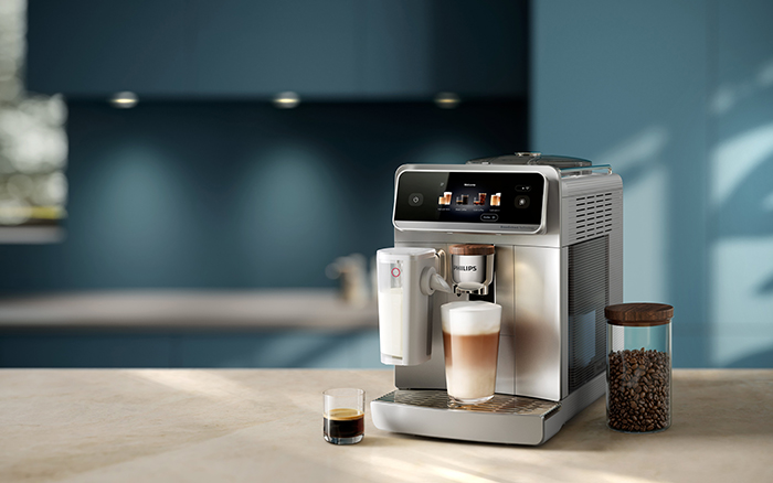 La nueva Philips Café Aromis Serie 8000 prepara más de 50 bebidas calientes y frías