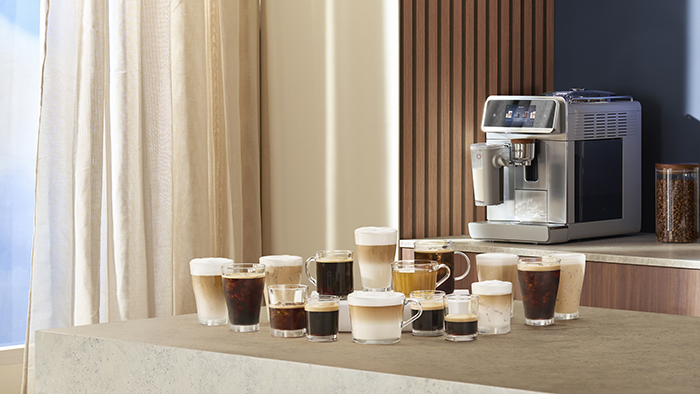 La nueva Philips Café Aromis Serie 8000 prepara más de 50 bebidas calientes y frías