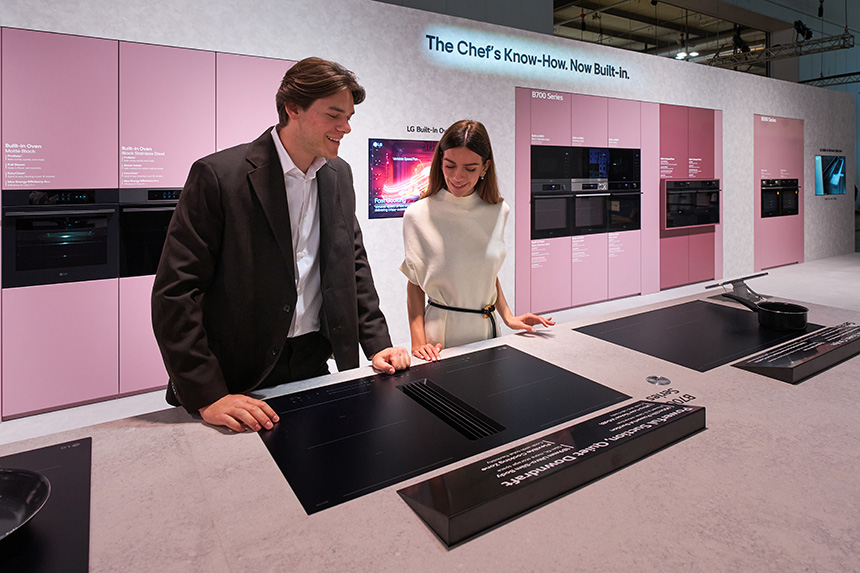 Placa de inducción con extractor integrado de LG en diseño ultrafino para cocinas abiertas