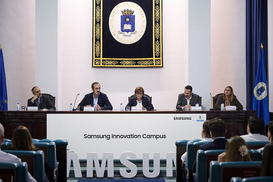 Más de 50 alumnos se gradúan en los programas de IA y programación de Samsung y la UPM