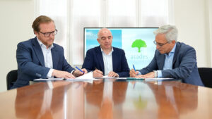 Representantes de Cata Group y ATADES durante la firma del convenio.