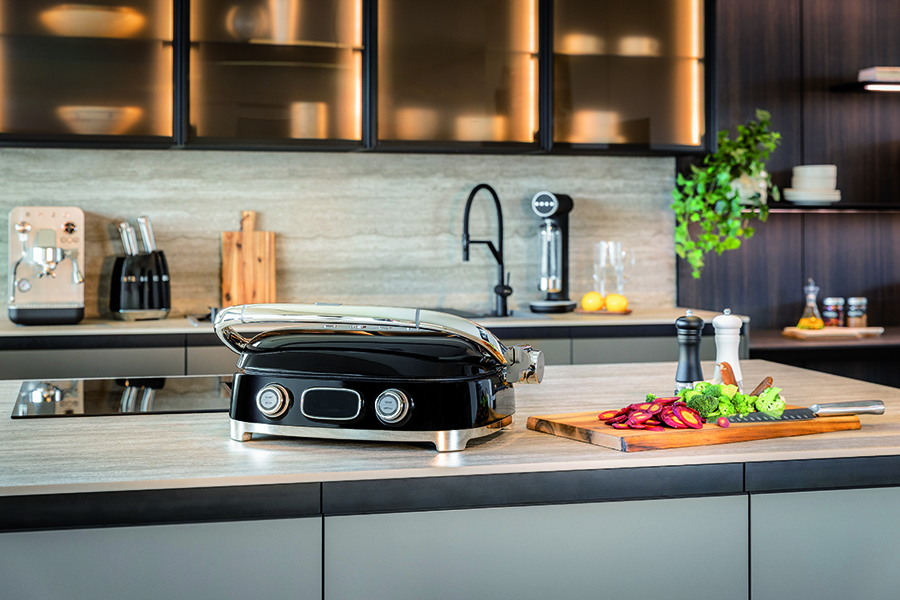 Smeg apuesta por la versatilidad con su nuevo grill multiusos
