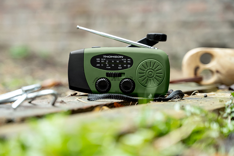 Las nuevas radios solares Thomson ofrecen autonomía, linterna y carga para smartphones
