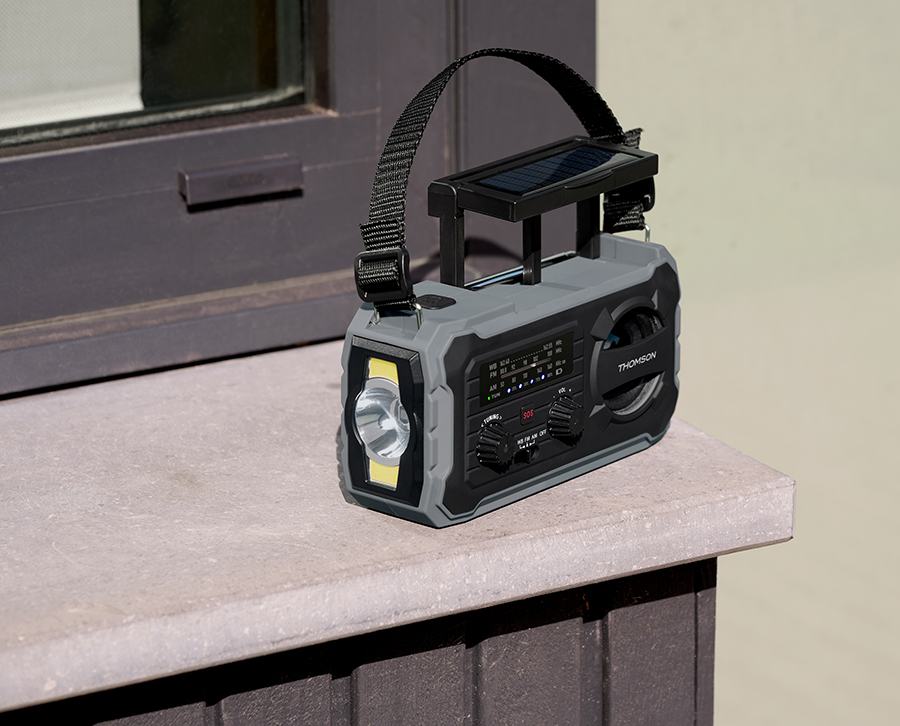 Las nuevas radios solares Thomson ofrecen autonomía, linterna y carga para smartphones