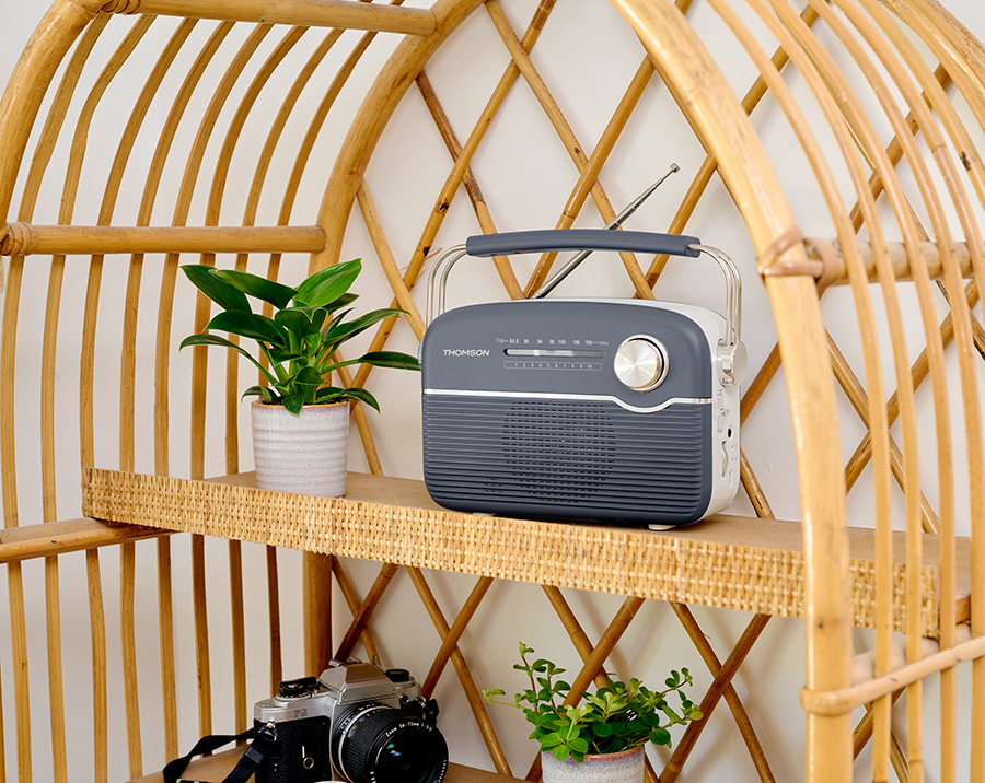 Las nuevas radios solares Thomson ofrecen autonomía, linterna y carga para smartphones