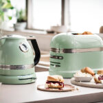 Tostadora y hervidor KitchenAid Artisan en la encimera de una cocina
