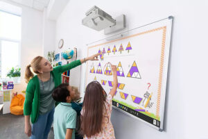 El proyector educativo EB-L890E de Epson.