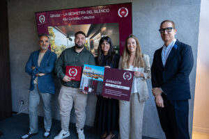 Raúl González Celestino recibiendo el primer premio del III Concurso Nacional de Diseño de Cocina de AEG.