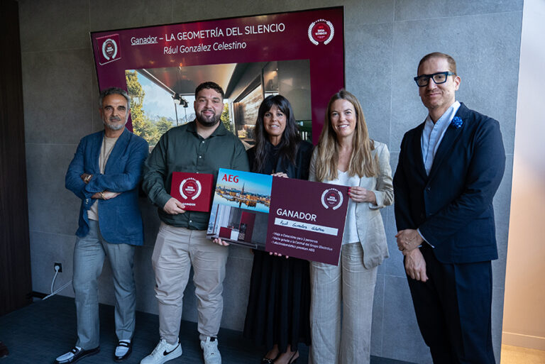 Raúl González Celestino recibiendo el primer premio del III Concurso Nacional de Diseño de Cocina de AEG.
