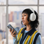 Mujer usando los nuevos auriculares Zone Vibe Pro de Logitech.