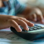 Niño usando la calculadora.
