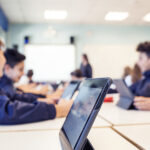 Alumnos usando tablets en clase.
