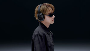 V, nuevo embajador de Nothing, con los Headphone Pro.