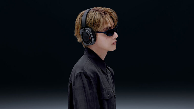 V, nuevo embajador de Nothing, con los Headphone Pro.