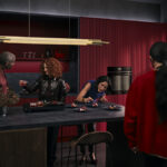 Personas reunidas en la cocina.