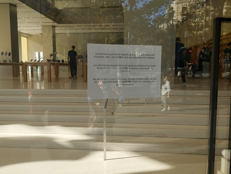 La tienda Apple de Barcelona, cerrada por los disturbios.