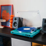 El giradiscos AT-LP60XBT de Audio-Technica en verde azulado.