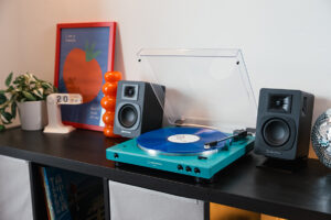 El giradiscos AT-LP60XBT de Audio-Technica en verde azulado.
