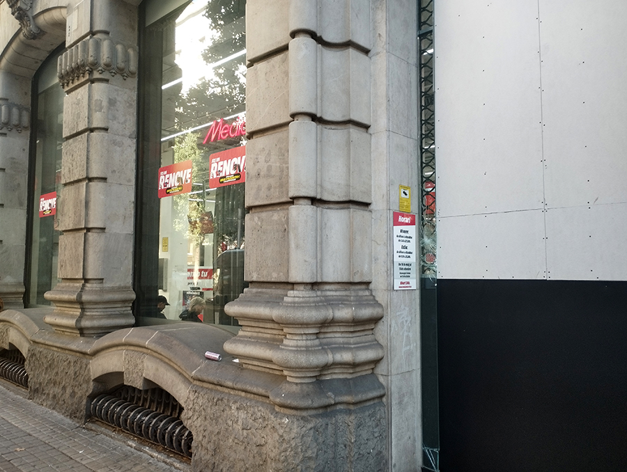 Daños en la tienda MediaMarkt en la calle Fontanella de Barcelona.