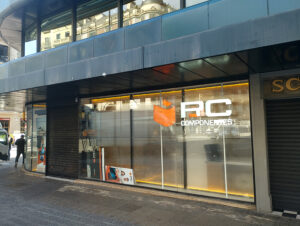 Daños a la tienda de PcComponentes en Barcelona.