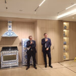 Andrea Sica (izquierda), CEO de Smeg España, y Vittorio Bertazzoni (derecha), presidente de Smeg, durante la presentación de la Smeg Store Barcelona.