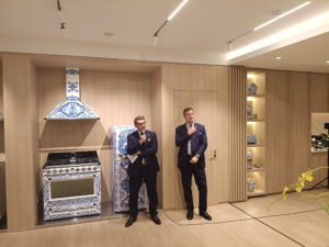 Andrea Sica (izquierda), CEO de Smeg España, y Vittorio Bertazzoni (derecha), presidente de Smeg, durante la presentación de la Smeg Store Barcelona.
