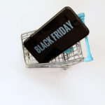 Carro de la compra con smartphone por el Black Friday.
