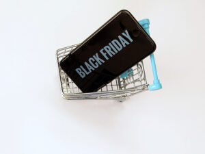 Carro de la compra con smartphone por el Black Friday.