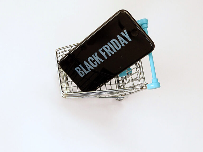 Carro de la compra con smartphone por el Black Friday.