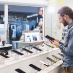 Hombre en una tienda de smartphones.