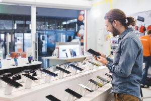Hombre en una tienda de smartphones.
